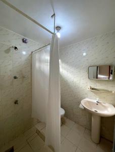 ein Bad mit einer Dusche, einem Waschbecken und einem WC in der Unterkunft New Roy Guest House in Kalkudah
