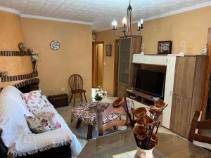 ein Wohnzimmer mit Sofa und Fernseher in der Unterkunft Playas Rihuete 7 in Puerto de Mazarrón