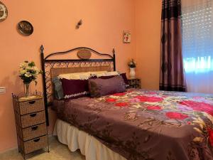 ein Schlafzimmer mit einem großen Bett und einer Kommode in der Unterkunft Playas Rihuete 7 in Puerto de Mazarrón