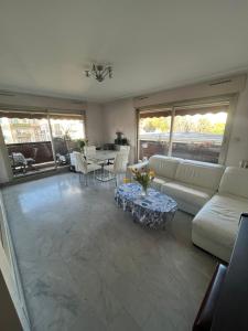 Posedenie v ubytovaní Chambre privée avec terrasse au port de Nice