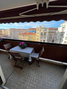 Balkón alebo terasa v ubytovaní Chambre privée avec terrasse au port de Nice