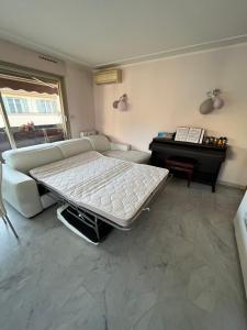 Posteľ alebo postele v izbe v ubytovaní Chambre privée avec terrasse au port de Nice