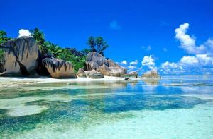 a beach with rocks in the water w obiekcie Laputa Hotel Phu Quoc w Duong Dong