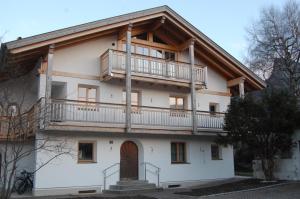 uma casa com uma varanda em cima em Barrierefreie 3-Zi.-Ferienwohnung mit Gartenzugang in ruhiger, zentrumsnaher Lage em Oberammergau