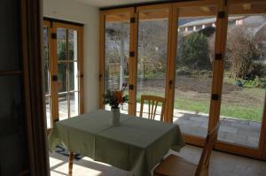 uma mesa com um vaso de flores em cima em Barrierefreie 3-Zi.-Ferienwohnung mit Gartenzugang in ruhiger, zentrumsnaher Lage em Oberammergau