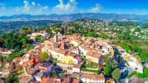 uma vista aérea de uma cidade com casas em Loveroom La Cesarine Jacuzzi privé em Mougins