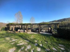 een tuin met een pergola in een veld bij B&B A Casa Mia in Marostica