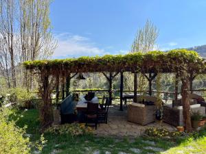 マロースティカにあるB&B A Casa Miaの庭にテーブルと椅子のあるパーゴラ