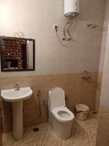 y baño con aseo y lavamanos. en Gopal Home Stay & Guest House, en Jodhpur