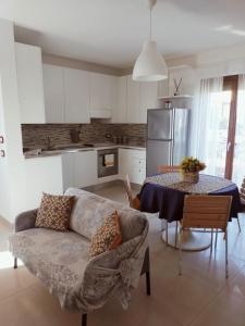 A kitchen or kitchenette at Appartamento “il borgo”, tranquillità e cura a 2 km dal mare