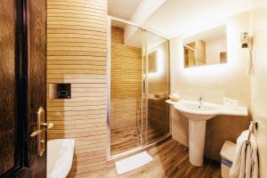 a bathroom with a shower and a sink at Best Western Bucovina Club de Munte in Gura Humorului