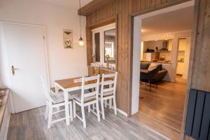 ein Esszimmer und ein Wohnzimmer mit einem Tisch und Stühlen in der Unterkunft Harznester - Ferienhaus am Horstberg in Wernigerode