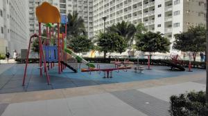een speeltuin in een stad met glijbanen en diaktop bij Shore 1 Residence Tower C2 - MOA in Manilla