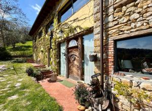 a stone house with a wooden door on it at B&B A Casa Mia in Marostica