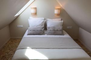 Łóżko lub łóżka w pokoju w obiekcie Ti Gwaskell, maison proche de Quimper