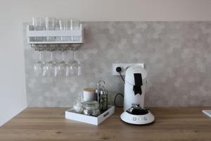 mikser siedzący na ladzie w kuchni w obiekcie Ti Gwaskell, maison proche de Quimper w mieście Landudal