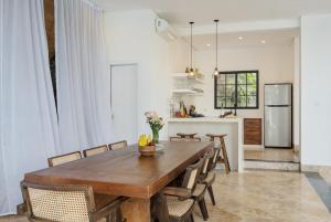 Kuchyň nebo kuchyňský kout v ubytování Charming 4-bedroom Villa - Melasti Beach + 18 fotografií