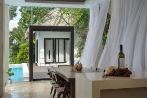 Fotografie z fotogalerie ubytování Charming 4-bedroom Villa - Melasti Beach v destinaci Uluwatu