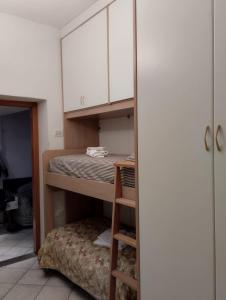 1 dormitorio con litera y armarios blancos en Il poggiolo di Rio, en Riomaggiore