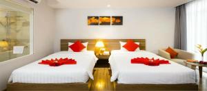 Postel nebo postele na pokoji v ubytování Maple Leaf Hotel & Apartment