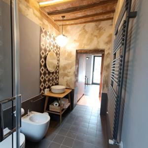 ein Badezimmer mit einem Waschbecken, einer Badewanne und einem WC in der Unterkunft The View - Sunset & Relax - Suite - Appartamenti Vista Lago in Passignano sul Trasimeno