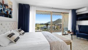 Postel nebo postele na pokoji v ubytování Cannes Marina Appart Hotel Mandelieu + 37 fotografií