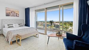 Postel nebo postele na pokoji v ubytování Cannes Marina Appart Hotel Mandelieu