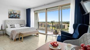 Postel nebo postele na pokoji v ubytování Cannes Marina Appart Hotel Mandelieu