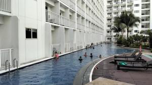 een groep mensen in een zwembad in een gebouw bij Shore 1 Residence Tower C2 - MOA in Manilla