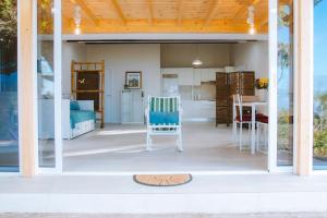 a kitchen and dining area of a house at Casita Gopal in Icod de los Vinos