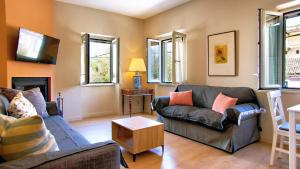 a living room with a couch and a tv at Heron's Path II in Análipsis