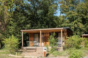 een kleine hut in het bos met bomen bij CityKamp Lyon in Dardilly