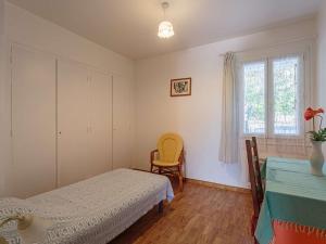 Schlafzimmer mit einem Bett, einem Tisch und einem Fenster in der Unterkunft Appartement Saint-Jean-de-Luz, 4 pièces, 5 personnes - FR-1-4-589 in Saint-Jean-de-Luz