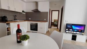 eine Küche mit einem Tisch und einer Flasche Wein darauf in der Unterkunft Puipana Apartment, Fuerteventura in Puerto del Rosario