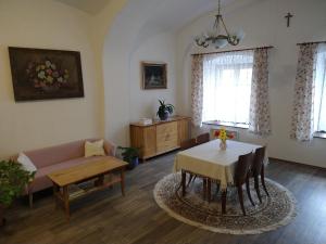 - un salon avec un canapé et une table dans l'établissement Apartmán Špuntárna, à Polná
