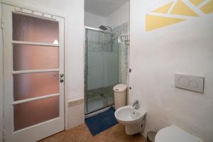 y baño con aseo y ducha acristalada. en PANORAMIC GREEN VALLEY, en Sulzano