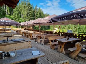 Reštaurácia alebo iné gastronomické zariadenie v ubytovaní Penzion Modrava