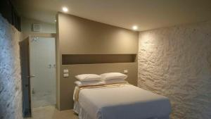 Un dormitorio con una cama con almohadas blancas. en Dairyman's Cottage, en Lyndoch 41 fotos más