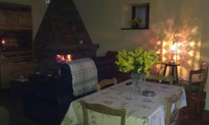 um quarto com uma mesa com um vaso de flores em Casa Gloria em Moncó