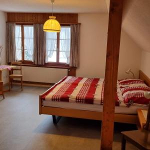 Postel nebo postele na pokoji v ubytování Gasthof Kreuz Marbach