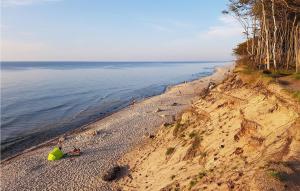 eine Gruppe von Menschen sitzt an einem Strand in der Nähe des Wassers in der Unterkunft Gorgeous Home In Debina With Wifi in Debina + 6 Fotos