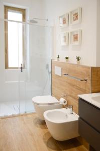 ein Bad mit einem WC, einer Dusche und einem Waschbecken in der Unterkunft Regina Apartment in Pescara