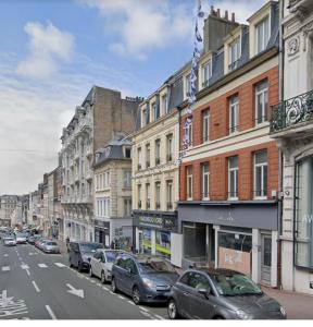 a city street with cars parked on the side of the road at Appartement L’opale d’Anaé in Boulogne-sur-Mer