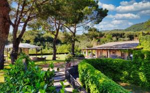 dom z ogrodzeniem i ogrodem w obiekcie Agriturismo Le Vigne w mieście Bolsena