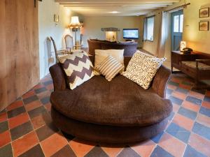 a living room with a brown couch with pillows at Glanceri in Sarnau
