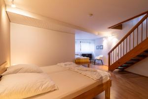 une chambre avec un lit et un escalier dans l'établissement Ferienwohnpark Immenstaad am Bodensee Zwei-Zimmer-Apartment 53 05, à Immenstaad am Bodensee