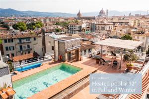 una imagen de una casa con piscina y ciudad en Hotel Kraft, en Florencia