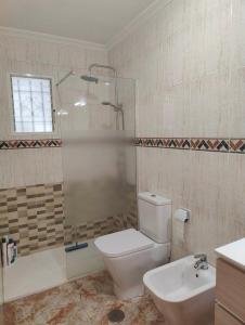 y baño con aseo, ducha y lavamanos. en Nuosavas namas, en Lo Pagán