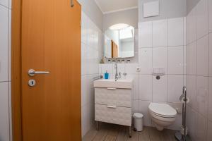 La salle de bains est pourvue de toilettes et d'un lavabo. dans l'établissement Villa Bernstein Wohnung 06, à Boltenhagen
