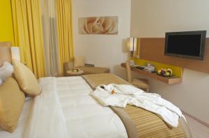 Postel nebo postele na pokoji v ubytování Al Khoory Executive Hotel, Al Wasl